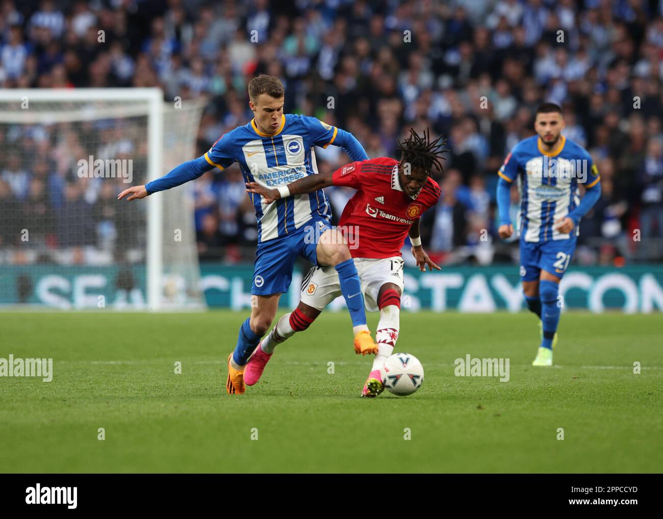 Stade Wembley, Londres, Royaume-Uni. 23rd avril 2023. FA Cup semi final football, Brighton et Hove Albion versus Manchester United ; Solly March of Brighton & amp ; Hove Albion défile Fred de Manchester United Credit: Action plus Sports/Alay Live News Banque D'Images