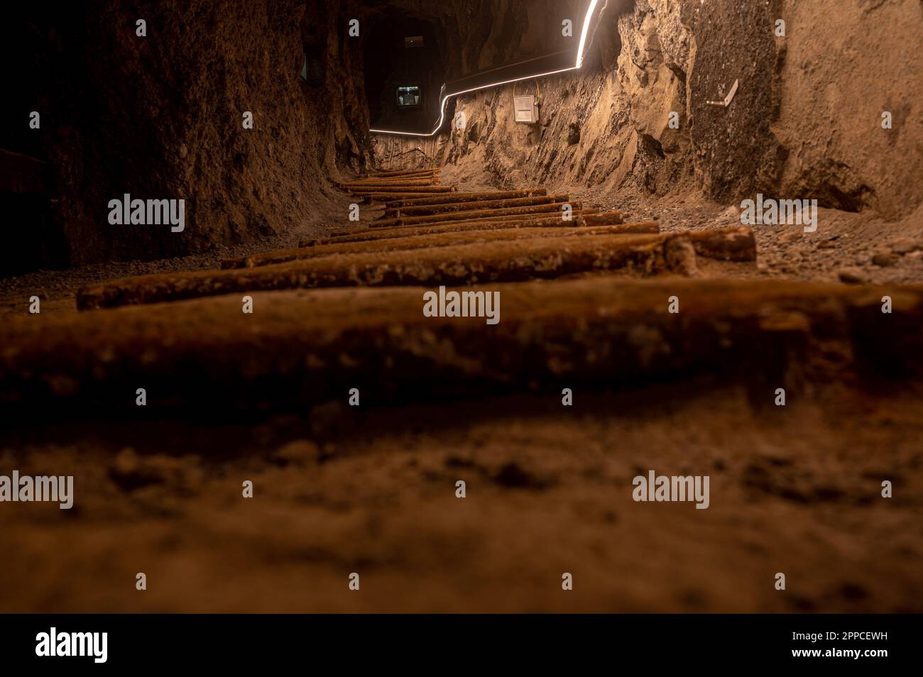 Bex, canton de Vaud, Suisse - 8 avril 2023 : souterrain de la mine de sel de Bex en Suisse. Passerelles éclairées. Banque D'Images