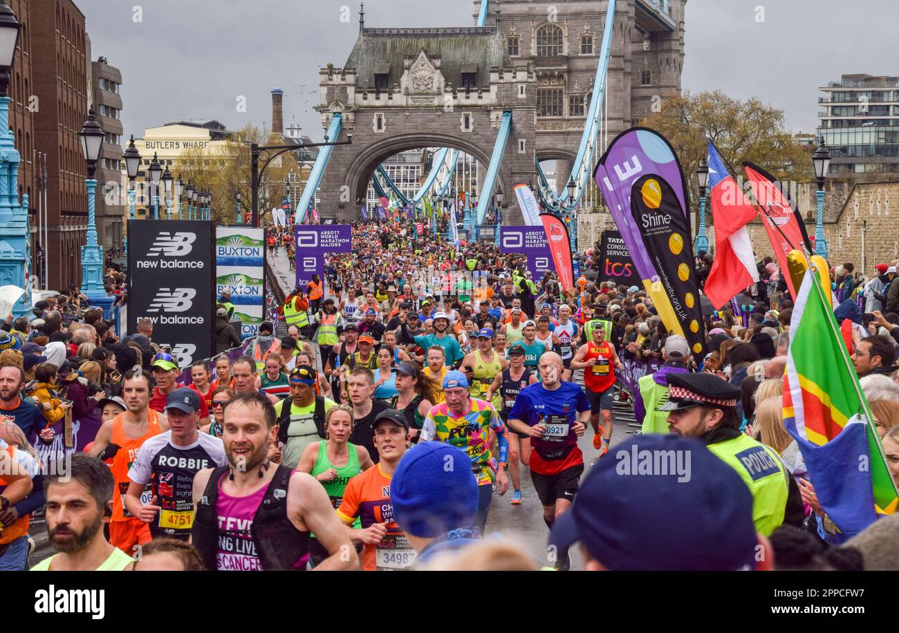 Londres, Royaume-Uni. 23rd avril 2023. Des milliers de coureurs passent à travers le Tower Bridge lors du marathon de Londres 2023. Banque D'Images