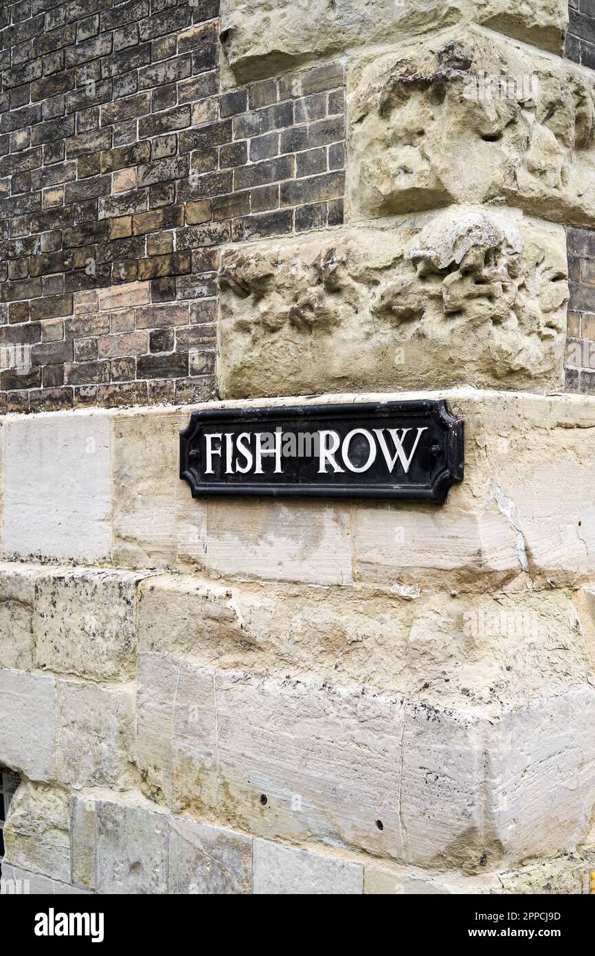 Panneau de nom de rue Fish Row sur le vieux mur en pierre Banque D'Images