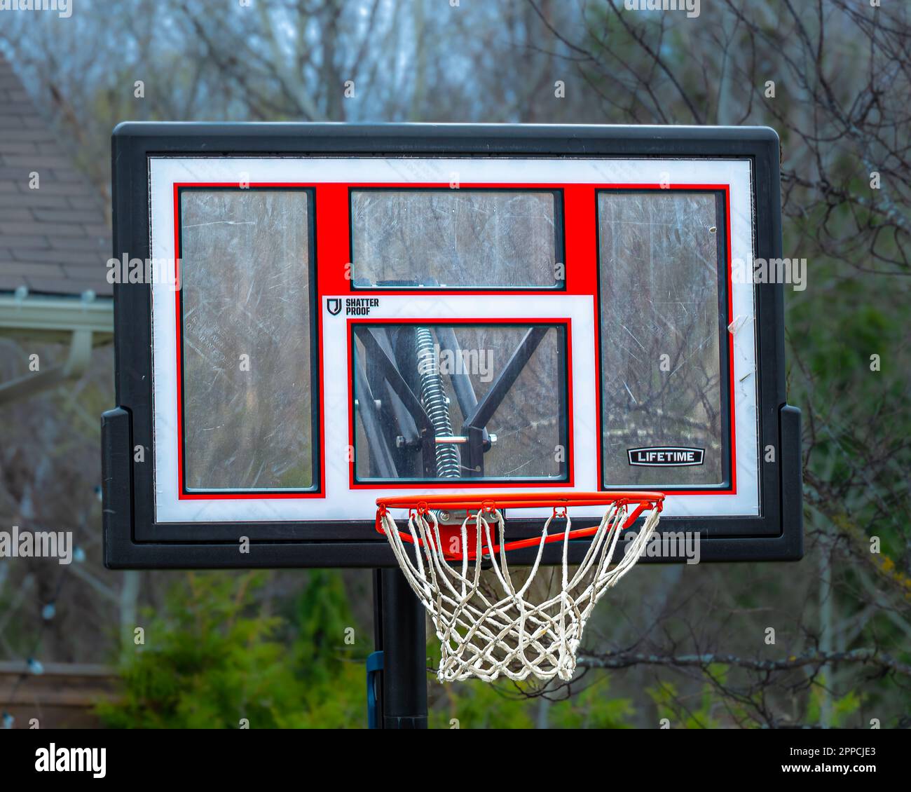 Basket-ball. Dans de nombreux quartiers de villes canadiennes, une partie de basket-ball de cour est une vue commune. Le basket-ball est une image commune ici. Banque D'Images