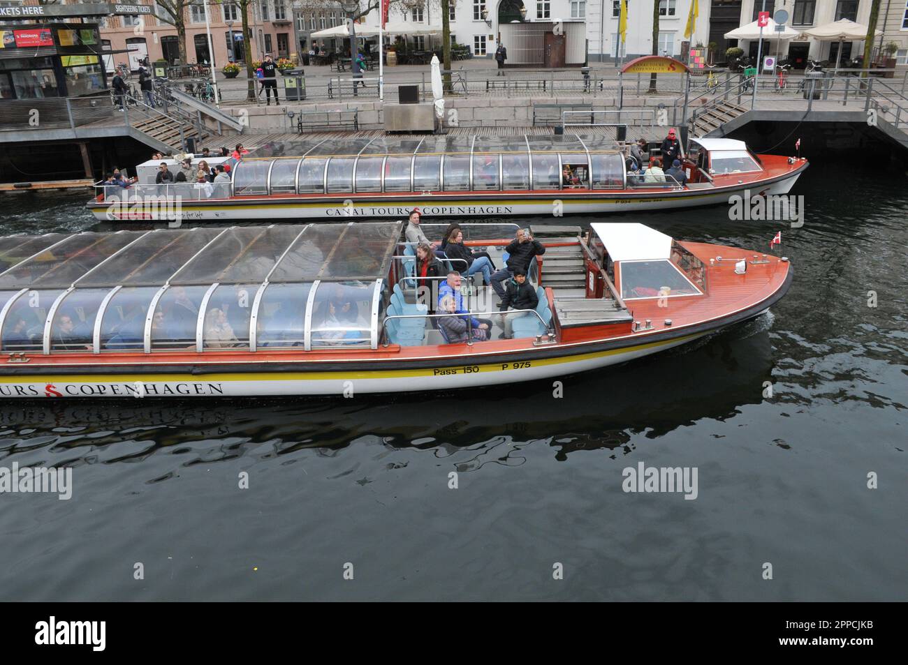 Copenhague /Danemark/23 avril 2023/ croisière touristique à arrêts multiples en bus et visites cnal Copenhague baot RID dans la capitale danoise Copenhague. (Photo.Francis Joseph Dean/Dean Pictures) Banque D'Images