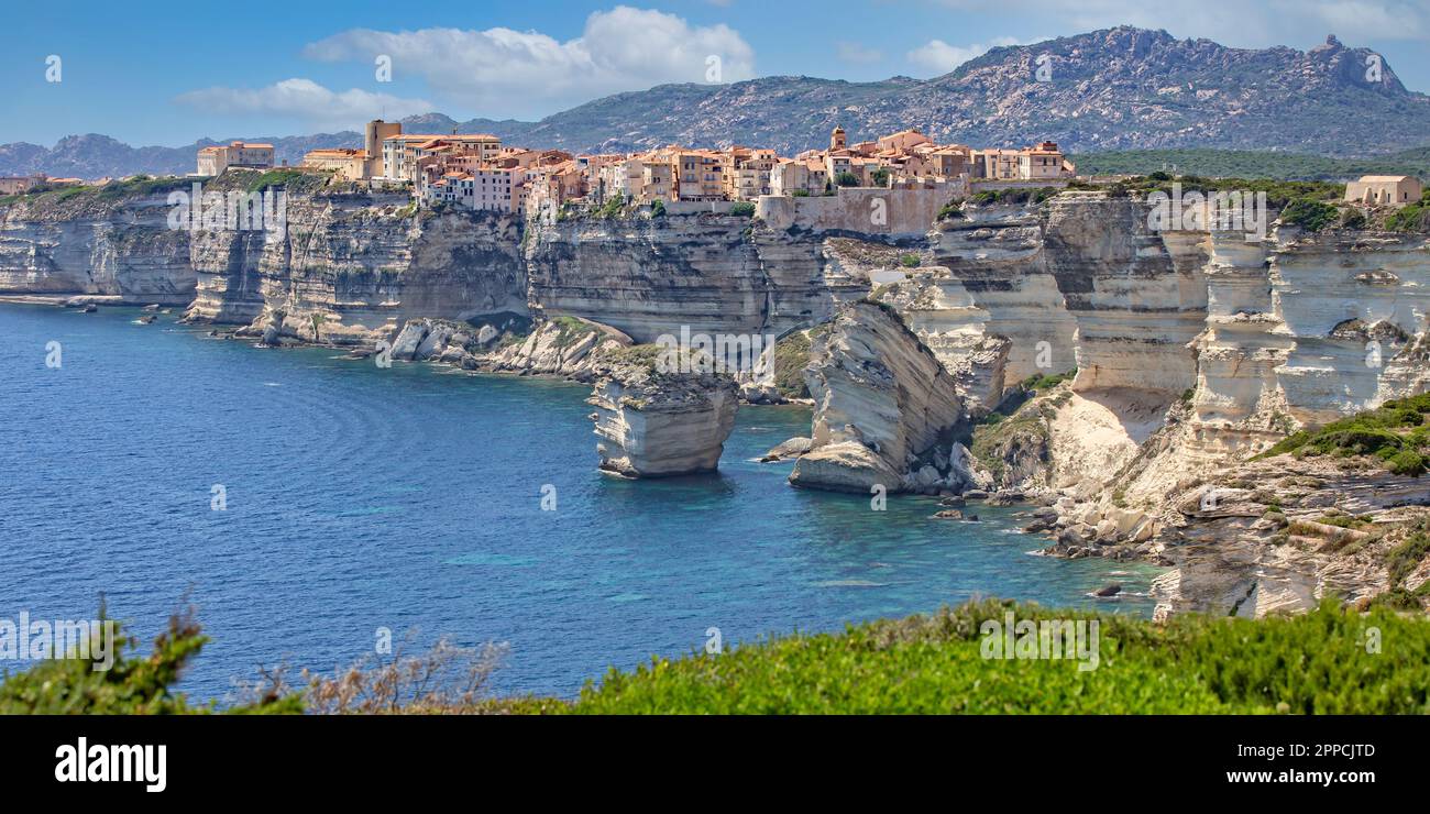 Bonifacio est situé sur les falaises d'une péninsule calcaire sculptée et érodée par la mer, avec des bâtiments surplombant le bord, Corse, France Banque D'Images