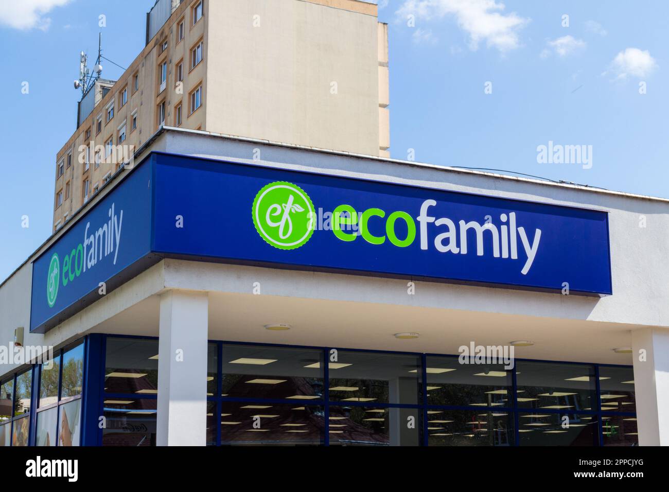 Logo du supermarché EcoFamily sur le devant de la boutique, Sopron, Hongrie Banque D'Images