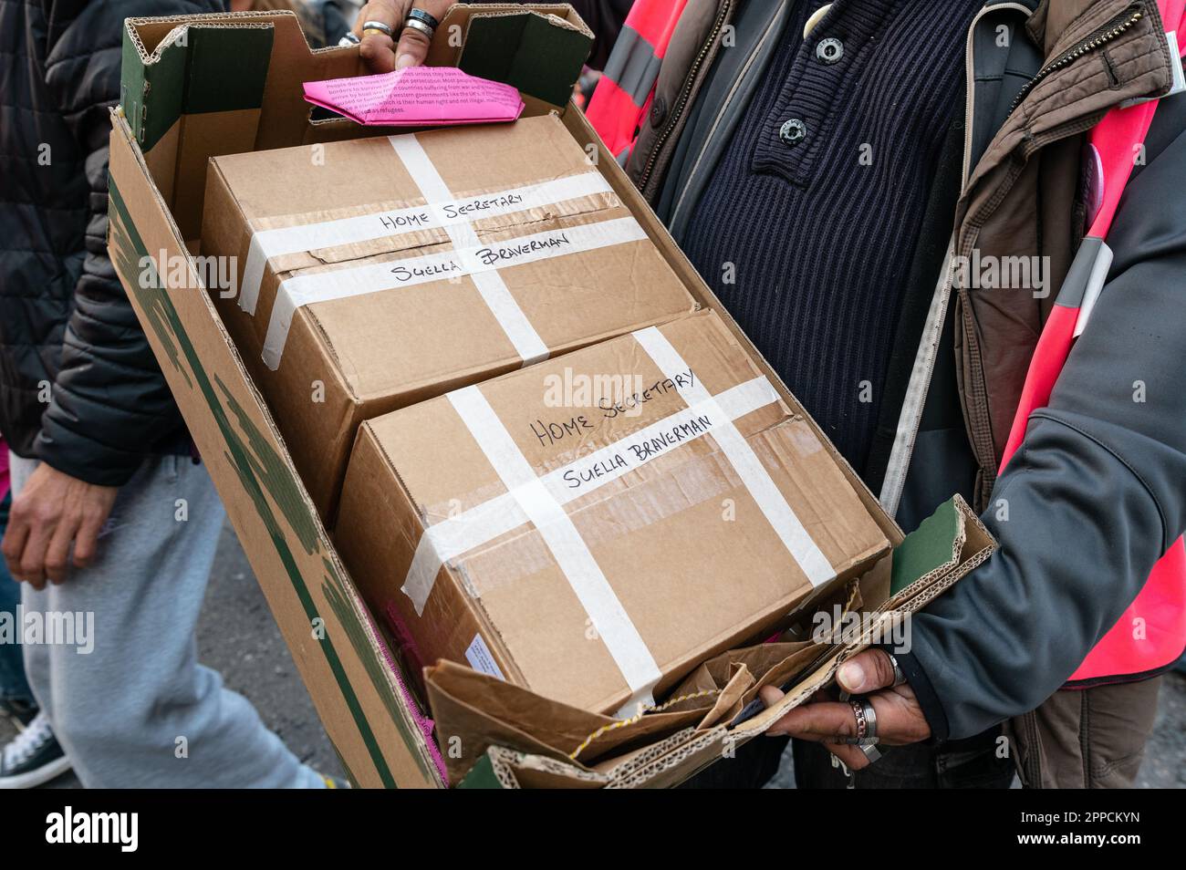 Londres, Royaume-Uni. 23 avril 2023. Les militants pour le changement climatique extinction rébellion se réunissent à Westminster pour le jour 3 de « The Big One ». Les manifestants défilent jusqu'au siège social avec des bateaux en papier rose. Crédit: Andrea Domeniconi/Alay Banque D'Images