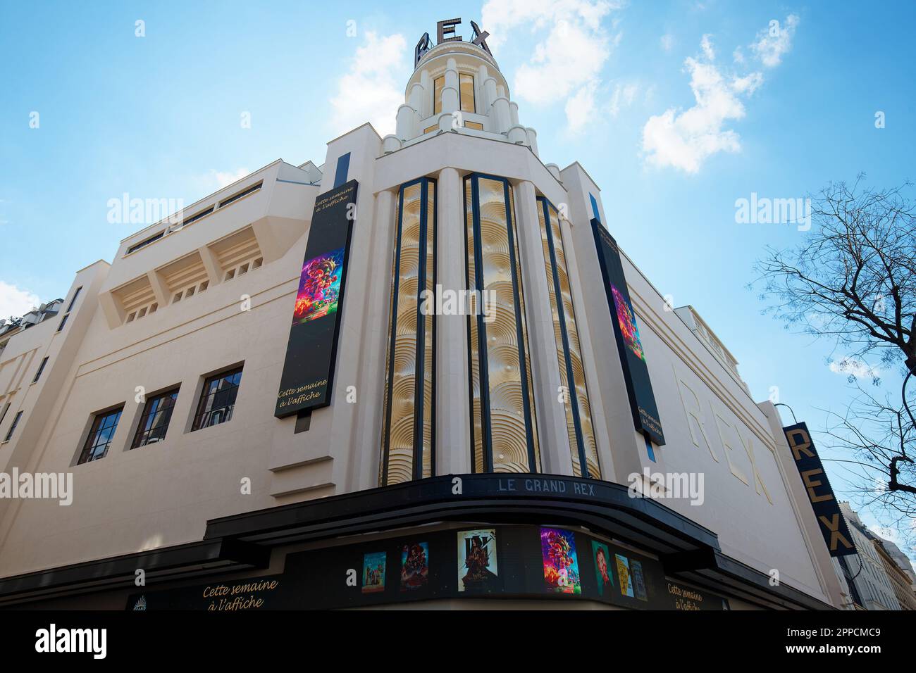 Construit en 1932, le cinéma Grand Rex est un point de repère de l'architecture Art déco de Paris. Banque D'Images