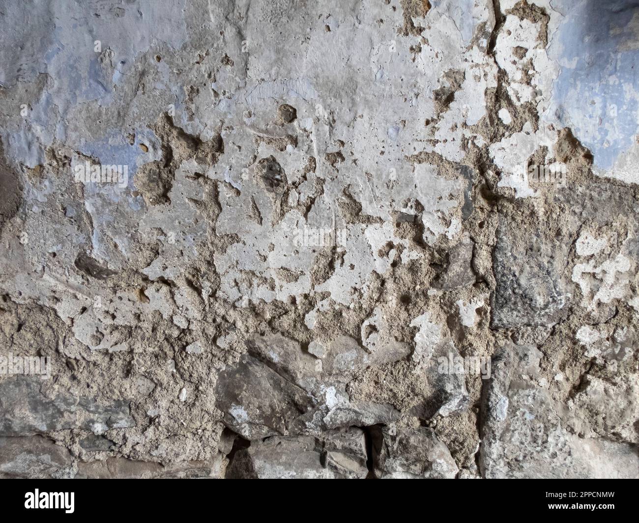 texture d'un vieux mur détérioré, avec un écaillage partiellement réparé, grunge mur en béton fissuré, horizontal Banque D'Images