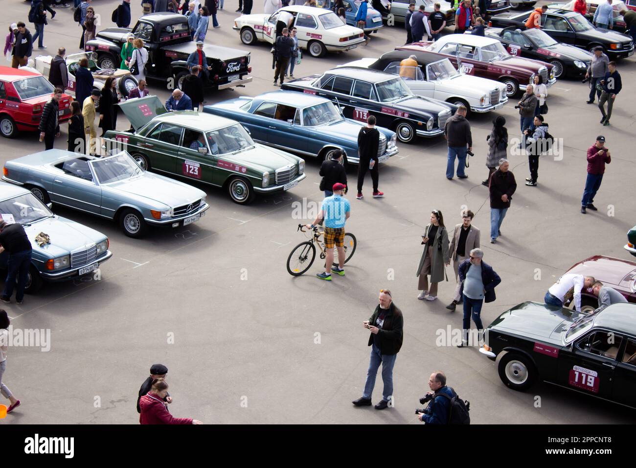 Moscou, Russie. 23rd avril 2023. Les gens assistent à un rassemblement de voitures rétro près du parc Gorky à Moscou. Plus d'une centaine de voitures rétro ont participé au rallye rétro 'Capital' (Stolitsa) 2023 à Moscou, en Russie. Cet événement ouvre une série de compétitions officielles de la saison 8th de la Fédération de l'automobile russe coupe en rallye avec des voitures classiques. Des marques soviétiques légendaires telles que « Volga », « Moskvich » et « Zhiguli », ainsi que des marques mondialement connues telles que Rolls Royce, Bentley, Mercedes, Porsche, Jaguar, et d'autres. Crédit : SOPA Images Limited/Alamy Live News Banque D'Images