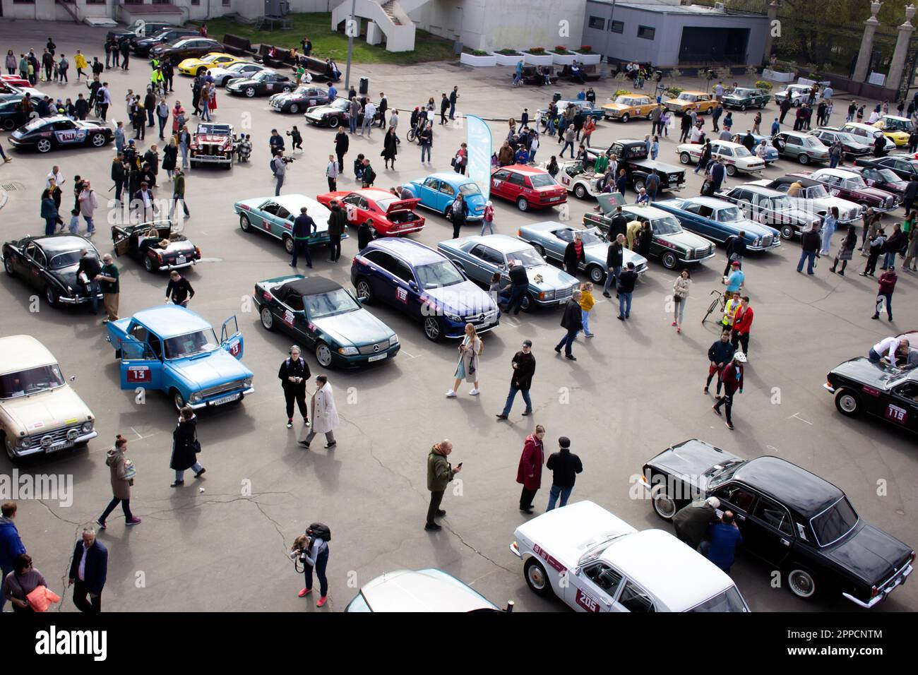 Moscou, Russie. 23rd avril 2023. Les gens assistent à un rassemblement de voitures rétro près du parc Gorky à Moscou. Plus d'une centaine de voitures rétro ont participé au rallye rétro 'Capital' (Stolitsa) 2023 à Moscou, en Russie. Cet événement ouvre une série de compétitions officielles de la saison 8th de la Fédération de l'automobile russe coupe en rallye avec des voitures classiques. Des marques soviétiques légendaires telles que « Volga », « Moskvich » et « Zhiguli », ainsi que des marques mondialement connues telles que Rolls Royce, Bentley, Mercedes, Porsche, Jaguar, et d'autres. Crédit : SOPA Images Limited/Alamy Live News Banque D'Images