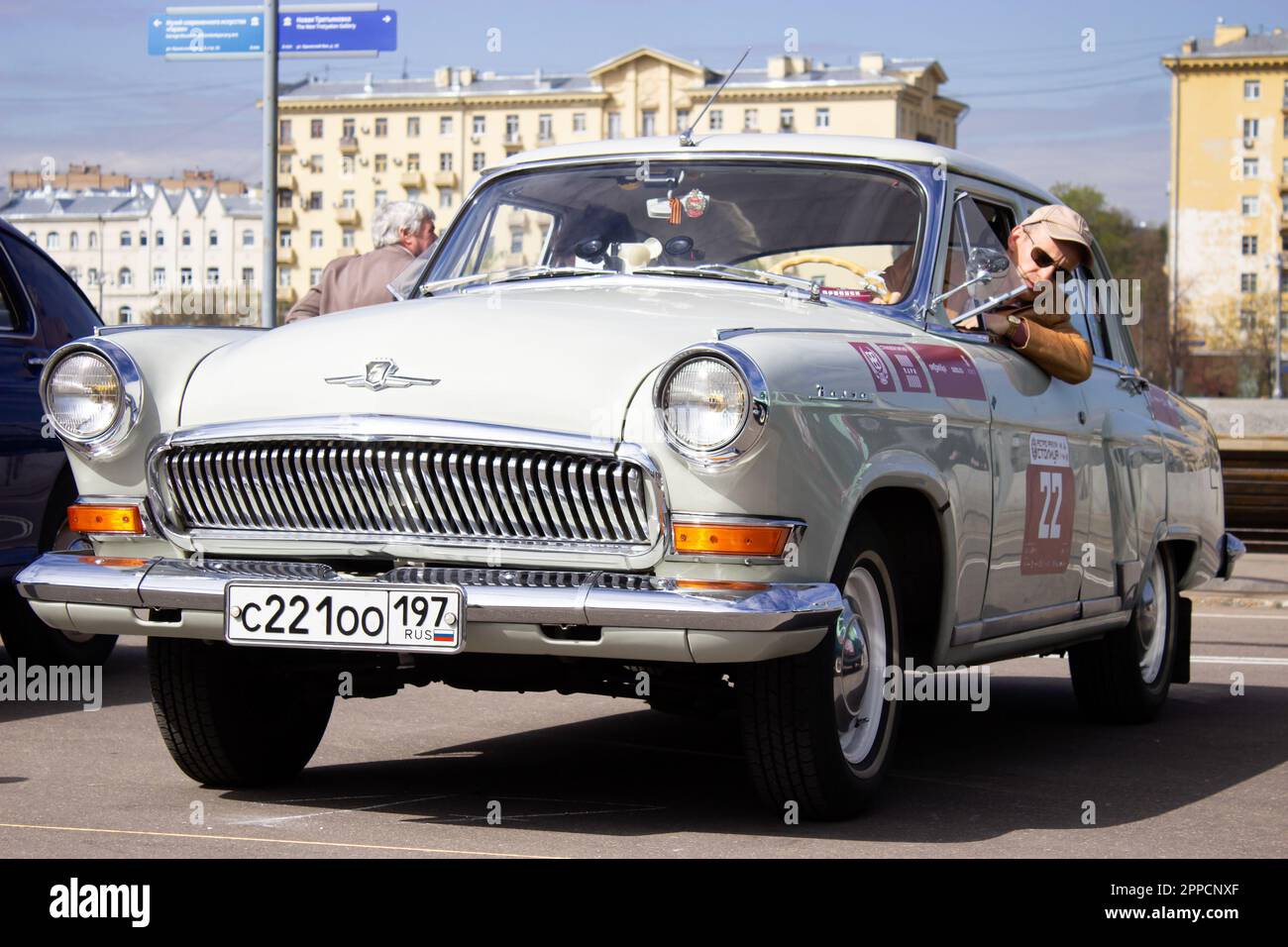 Moscou, Russie. 23rd avril 2023. Une « Volga » DE gaz-21 de fabrication soviétique vue garée près du parc Gorky à Moscou. Plus d'une centaine de voitures rétro ont participé au rallye rétro 'Capital' (Stolitsa) 2023 à Moscou, en Russie. Cet événement ouvre une série de compétitions officielles de la saison 8th de la Fédération de l'automobile russe coupe en rallye avec des voitures classiques. Des marques soviétiques légendaires telles que « Volga », « Moskvich » et « Zhiguli », ainsi que des marques mondialement connues telles que Rolls Royce, Bentley, Mercedes, Porsche, Jaguar, et d'autres. Crédit : SOPA Images Limited/Alamy Live News Banque D'Images