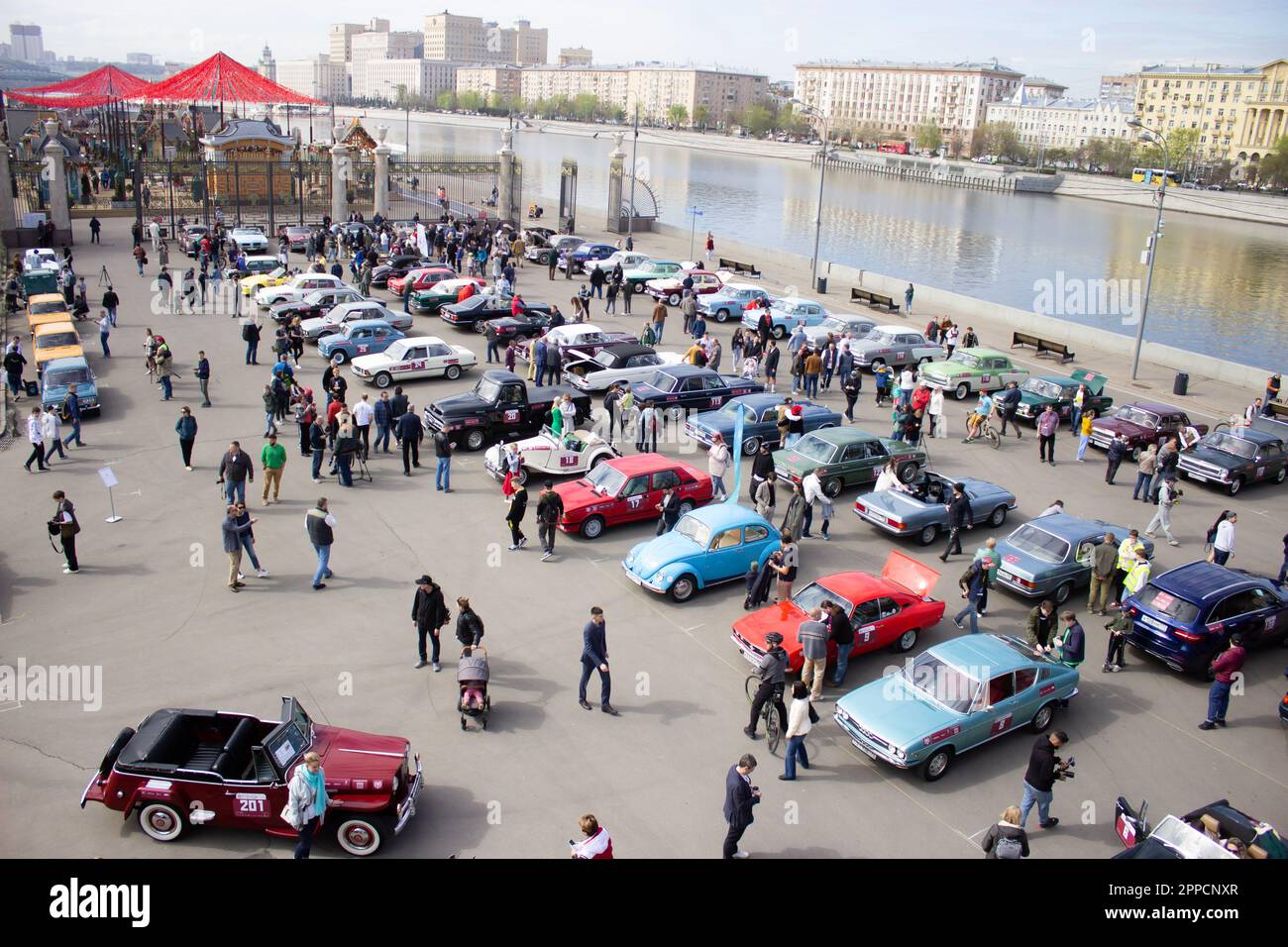 Moscou, Russie. 23rd avril 2023. Les gens assistent à un rassemblement de voitures rétro près du parc Gorky à Moscou. Plus d'une centaine de voitures rétro ont participé au rallye rétro 'Capital' (Stolitsa) 2023 à Moscou, en Russie. Cet événement ouvre une série de compétitions officielles de la saison 8th de la Fédération de l'automobile russe coupe en rallye avec des voitures classiques. Des marques soviétiques légendaires telles que « Volga », « Moskvich » et « Zhiguli », ainsi que des marques mondialement connues telles que Rolls Royce, Bentley, Mercedes, Porsche, Jaguar, et d'autres. Crédit : SOPA Images Limited/Alamy Live News Banque D'Images