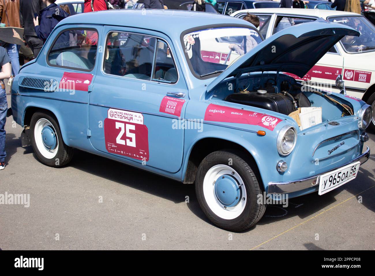 Moscou, Russie. 23rd avril 2023. Un Zaporozhets de fabrication soviétique de ZAZ vu garés près du parc Gorky à Moscou. Plus d'une centaine de voitures rétro ont participé au rallye rétro 'Capital' (Stolitsa) 2023 à Moscou, en Russie. Cet événement ouvre une série de compétitions officielles de la saison 8th de la Fédération de l'automobile russe coupe en rallye avec des voitures classiques. Des marques soviétiques légendaires telles que « Volga », « Moskvich » et « Zhiguli », ainsi que des marques mondialement connues telles que Rolls Royce, Bentley, Mercedes, Porsche, Jaguar, et d'autres. Crédit : SOPA Images Limited/Alamy Live News Banque D'Images