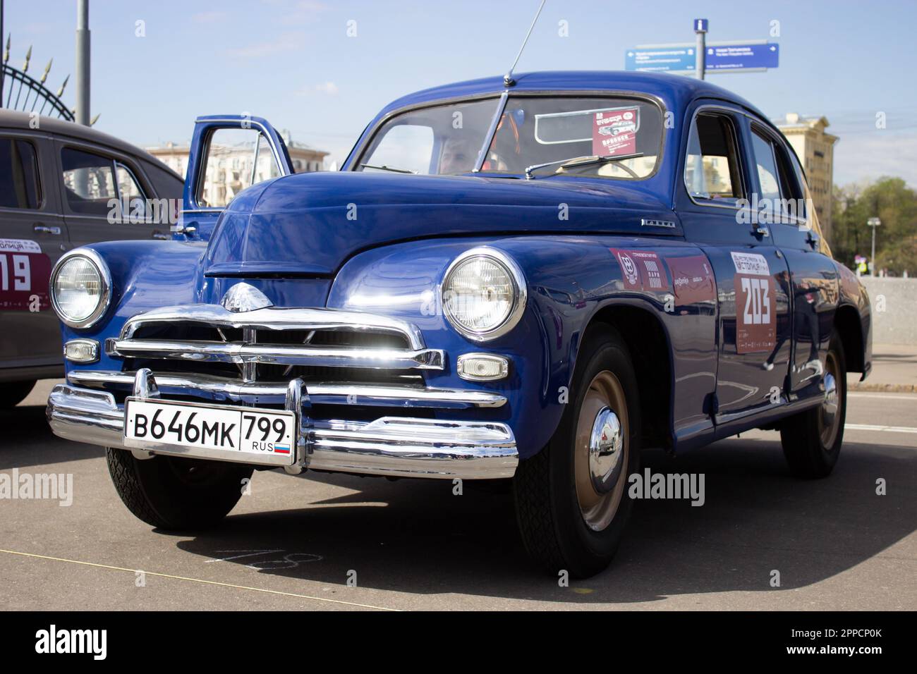 Moscou, Russie. 23rd avril 2023. Une voiture soviétique Moskvitch vue garée près du parc Gorky à Moscou. Plus d'une centaine de voitures rétro ont participé au rallye rétro 'Capital' (Stolitsa) 2023 à Moscou, en Russie. Cet événement ouvre une série de compétitions officielles de la saison 8th de la Fédération de l'automobile russe coupe en rallye avec des voitures classiques. Des marques soviétiques légendaires telles que « Volga », « Moskvich » et « Zhiguli », ainsi que des marques mondialement connues telles que Rolls Royce, Bentley, Mercedes, Porsche, Jaguar, et d'autres. Crédit : SOPA Images Limited/Alamy Live News Banque D'Images