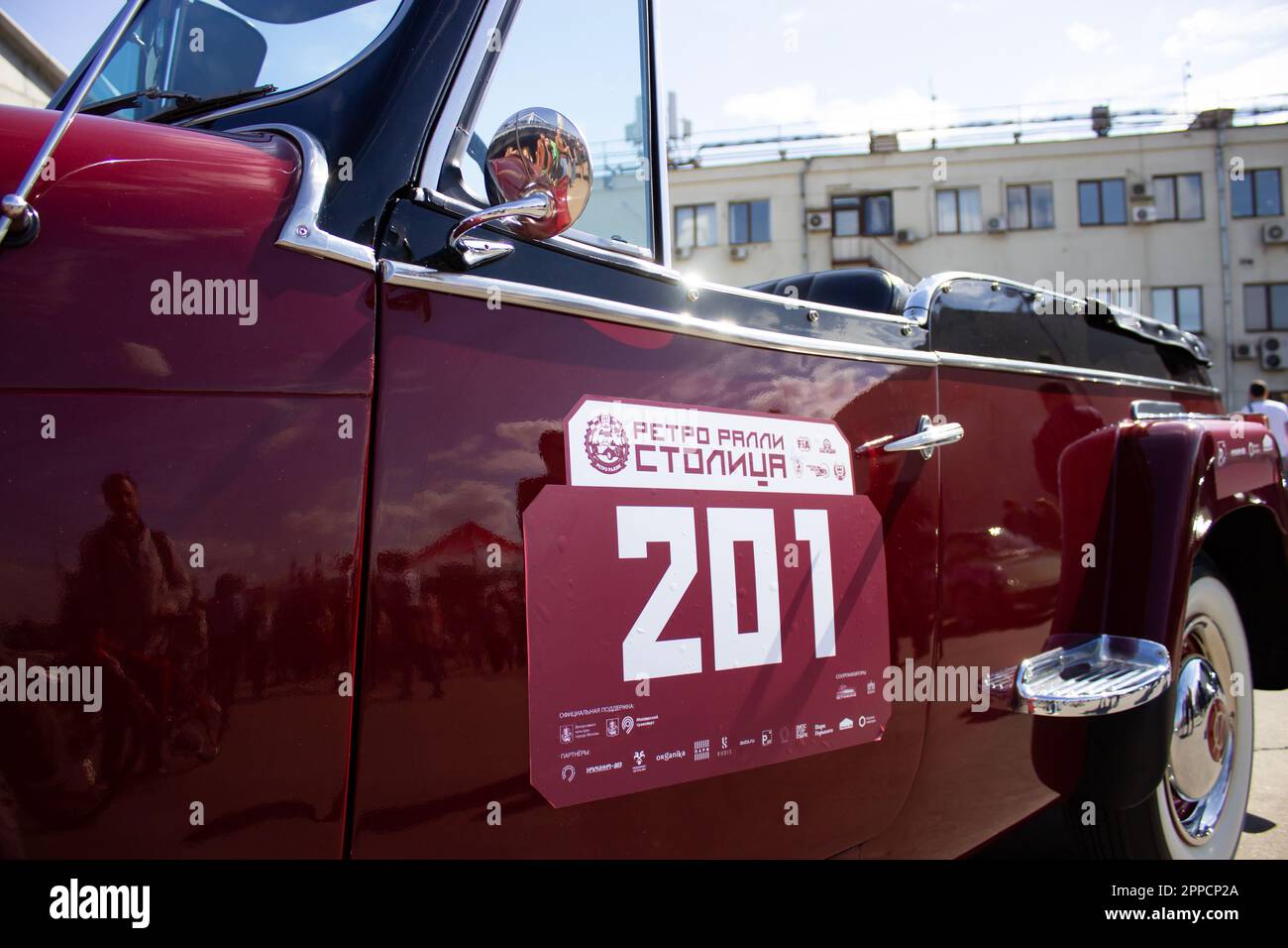 Un numéro marque la place de la voiture rétro lors d'un rallye de voitures rétro à Moscou, en Russie. Plus d'une centaine de voitures rétro ont participé au rallye rétro 'Capital' ("Stolitsa") 2023 à Moscou, en Russie, sur 23 avril 2023. Cet événement ouvre une série de compétitions officielles de la saison 8th de la Fédération de l'automobile russe coupe en rallye avec des voitures classiques. Des marques soviétiques légendaires telles que « Volga », « Moskvich » et « Zhiguli », ainsi que des marques mondialement connues telles que Rolls Royce, Bentley, Mercedes, Porsche, Jaguar, Et d'autres, ont participé au rallye automobile à Moscou en 2023. Plus d'une centaine de voitures rétro y ont participé Banque D'Images