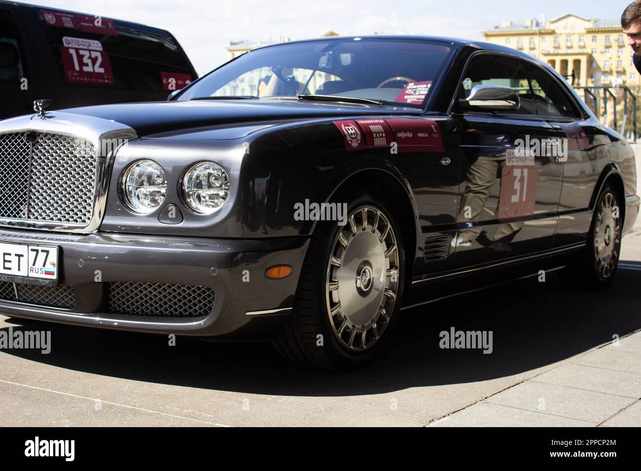 Moscou, Russie. 23rd avril 2023. Une voiture Bentley vue garée près du parc Gorky à Moscou. Plus d'une centaine de voitures rétro ont participé au rallye rétro 'Capital' (Stolitsa) 2023 à Moscou, en Russie. Cet événement ouvre une série de compétitions officielles de la saison 8th de la Fédération de l'automobile russe coupe en rallye avec des voitures classiques. Des marques soviétiques légendaires telles que « Volga », « Moskvich » et « Zhiguli », ainsi que des marques mondialement connues telles que Rolls Royce, Bentley, Mercedes, Porsche, Jaguar, et d'autres. Crédit : SOPA Images Limited/Alamy Live News Banque D'Images