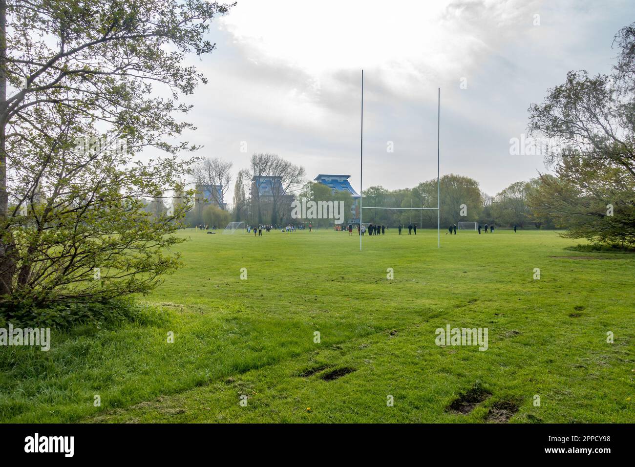 Une vue sur les terrains de sport avec des buts de rugby et de football au Kings Meadow Park à Reading, Royaume-Uni Banque D'Images