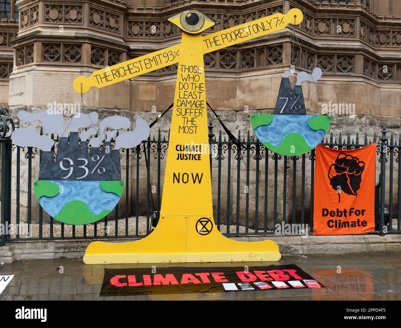 L'échelle de la dette climatique lors de l'événement de la rébellion d'extinction The Big One sur la place du Parlement à Londres le 23 avril 2023 Banque D'Images