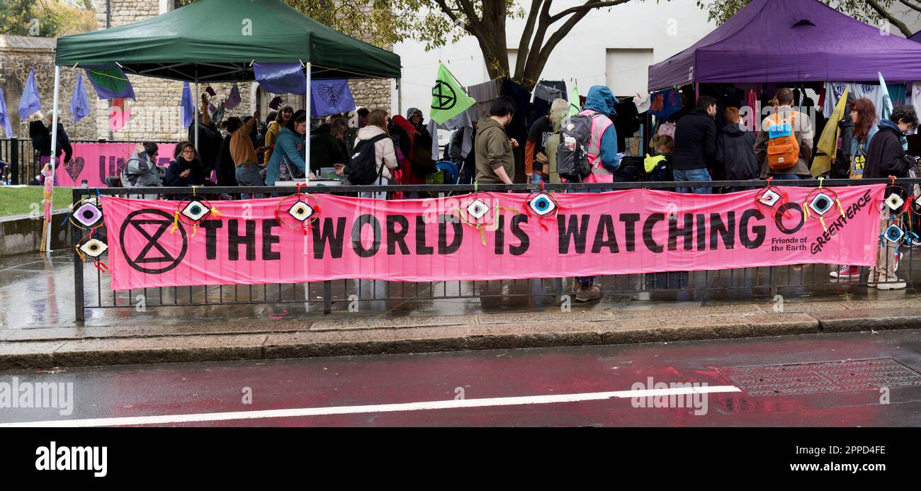 Le monde entier observe depuis longtemps la bannière de la rébellion des extinction, la Grande place du Parlement à Londres, le 23 avril 2023 Banque D'Images