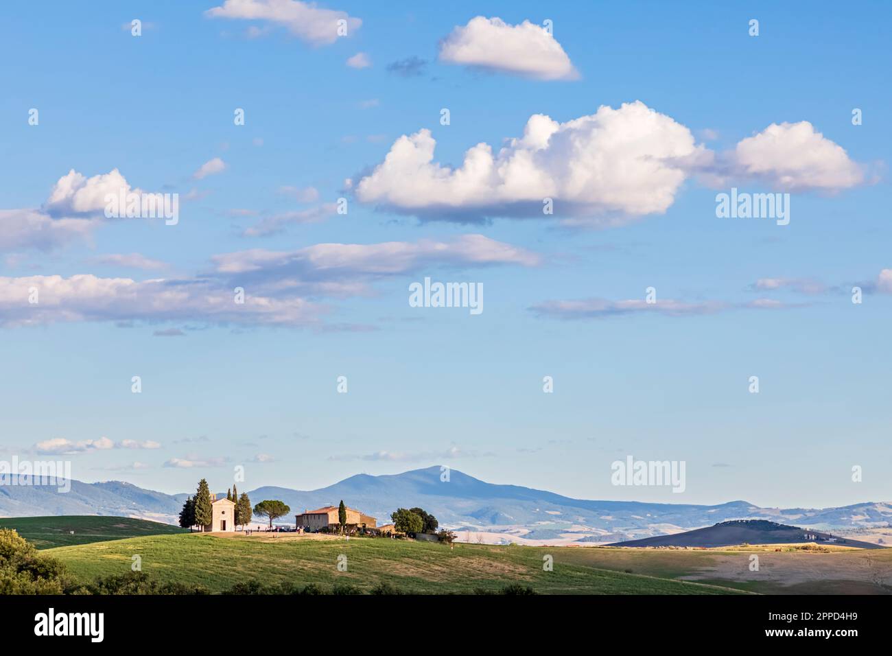 Italie, Toscane, San Quirico DOrcia, nuages d'été au-dessus de Cappella della Madonna di Vitaleta Banque D'Images