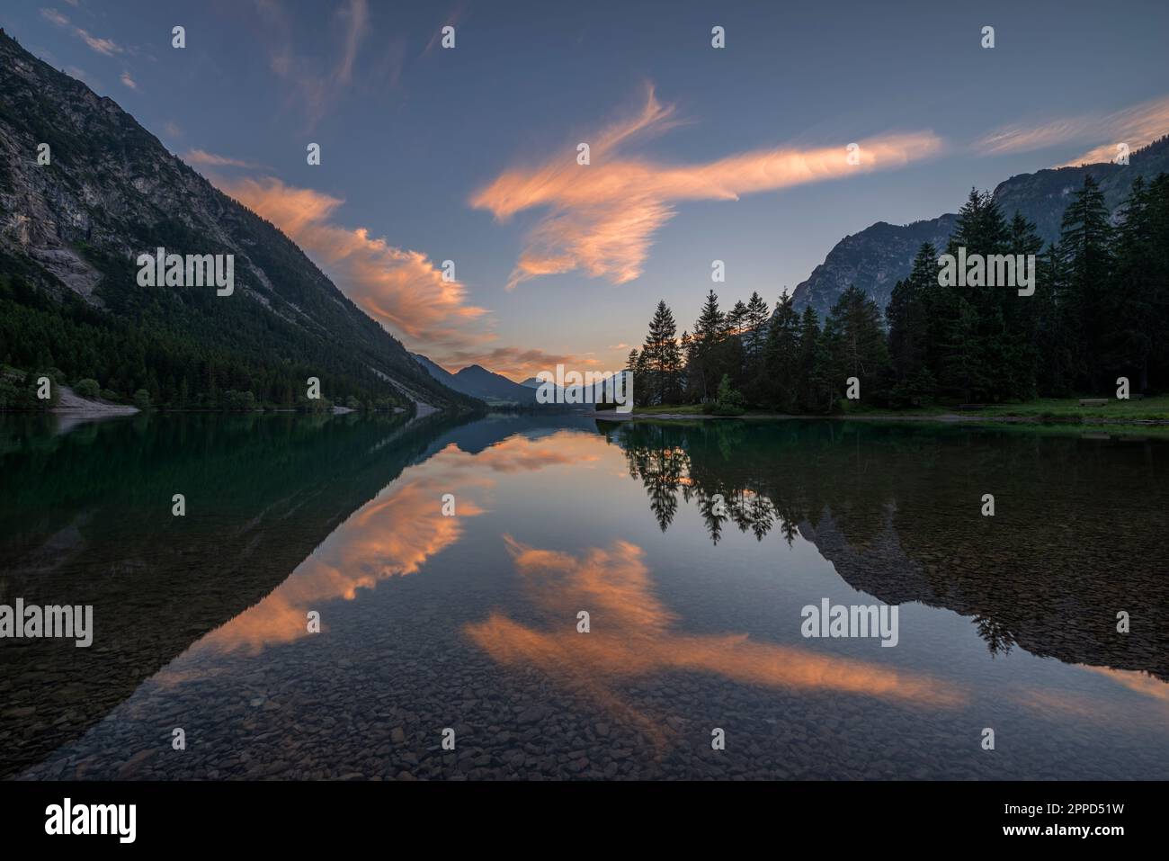 Autriche, Tyrol, nuages se reflétant dans Heiterwanger Voir au crépuscule Banque D'Images