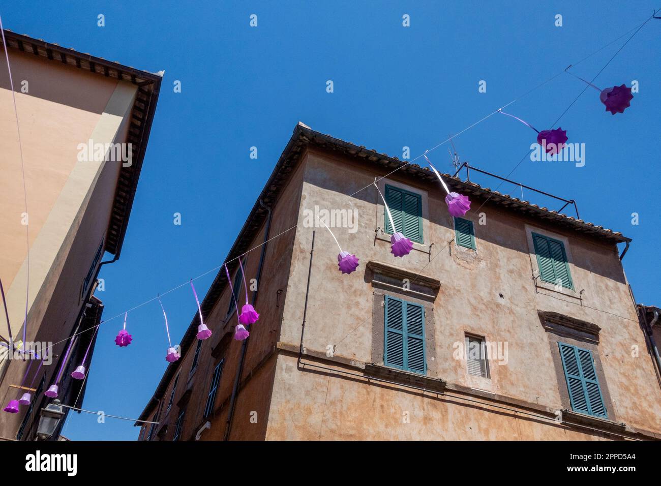 Italie, Latium, Tuscania, décorations de festival en forme de cloche suspendues devant la maison Banque D'Images