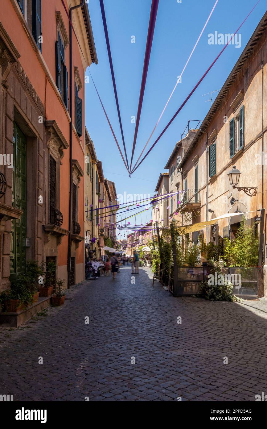 Italie, Latium, Tuscania, décorations de festival accrochées sur la rue de ville en été Banque D'Images