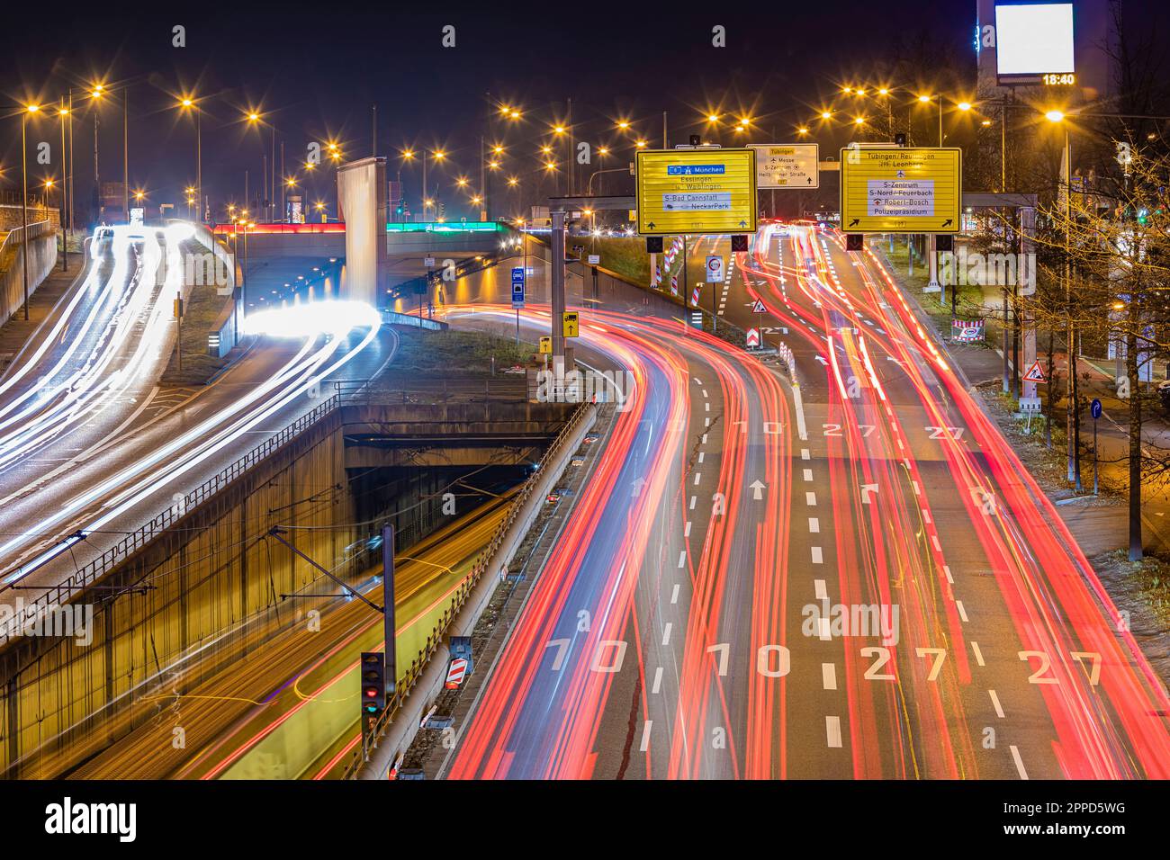 Allemagne, Bade-Wurtemberg, Stuttgart, feux de circulation sur les autoroutes fédérales B10 et B27 la nuit Banque D'Images