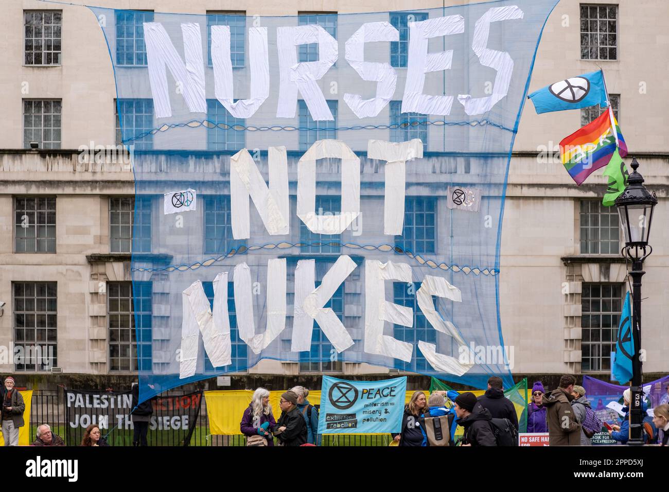 Grande bannière de protestation « Nurses Not Nukes » à l'extérieur du bâtiment du ministère de la Défense à Whitehall, Londres. Les peuples piquetage à l'extérieur du MOD, extinction rébellion. Banque D'Images