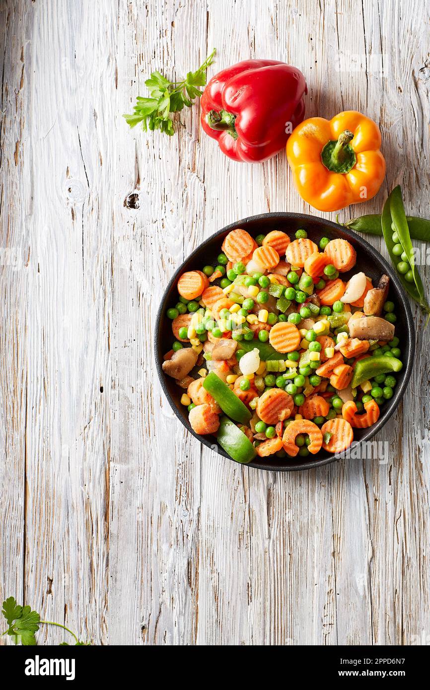 Poivrons crus et légumes hachés dans un bol Banque D'Images