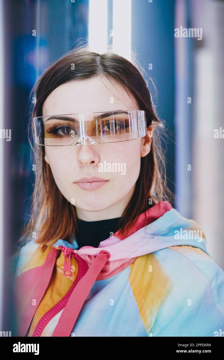 Belle jeune femme portant des lunettes intelligentes Banque D'Images