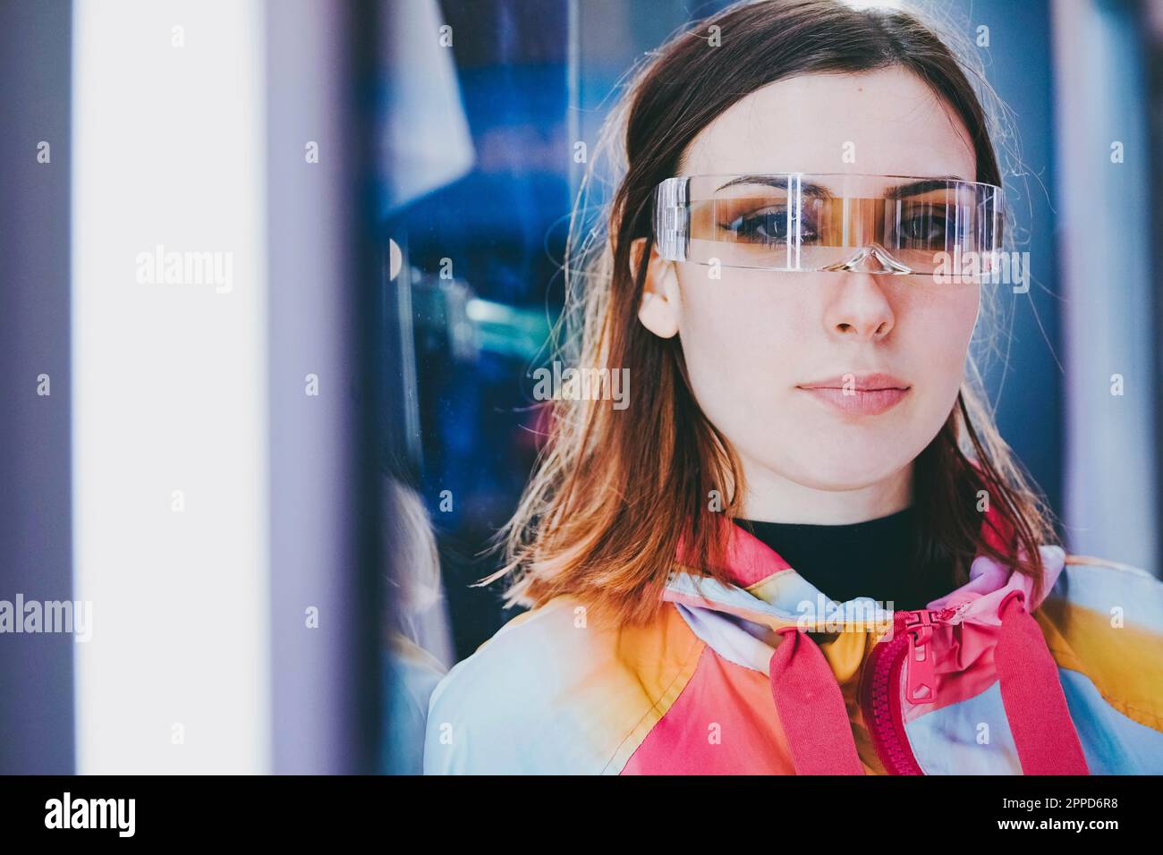 Jeune femme portant des lunettes intelligentes Banque D'Images