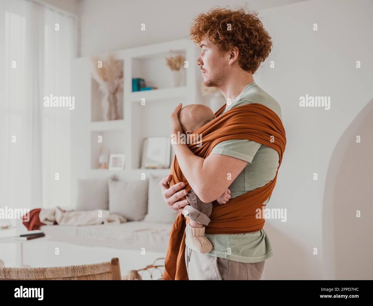 Père prenant soin de bébé fils dans la salle de séjour à la maison Banque D'Images