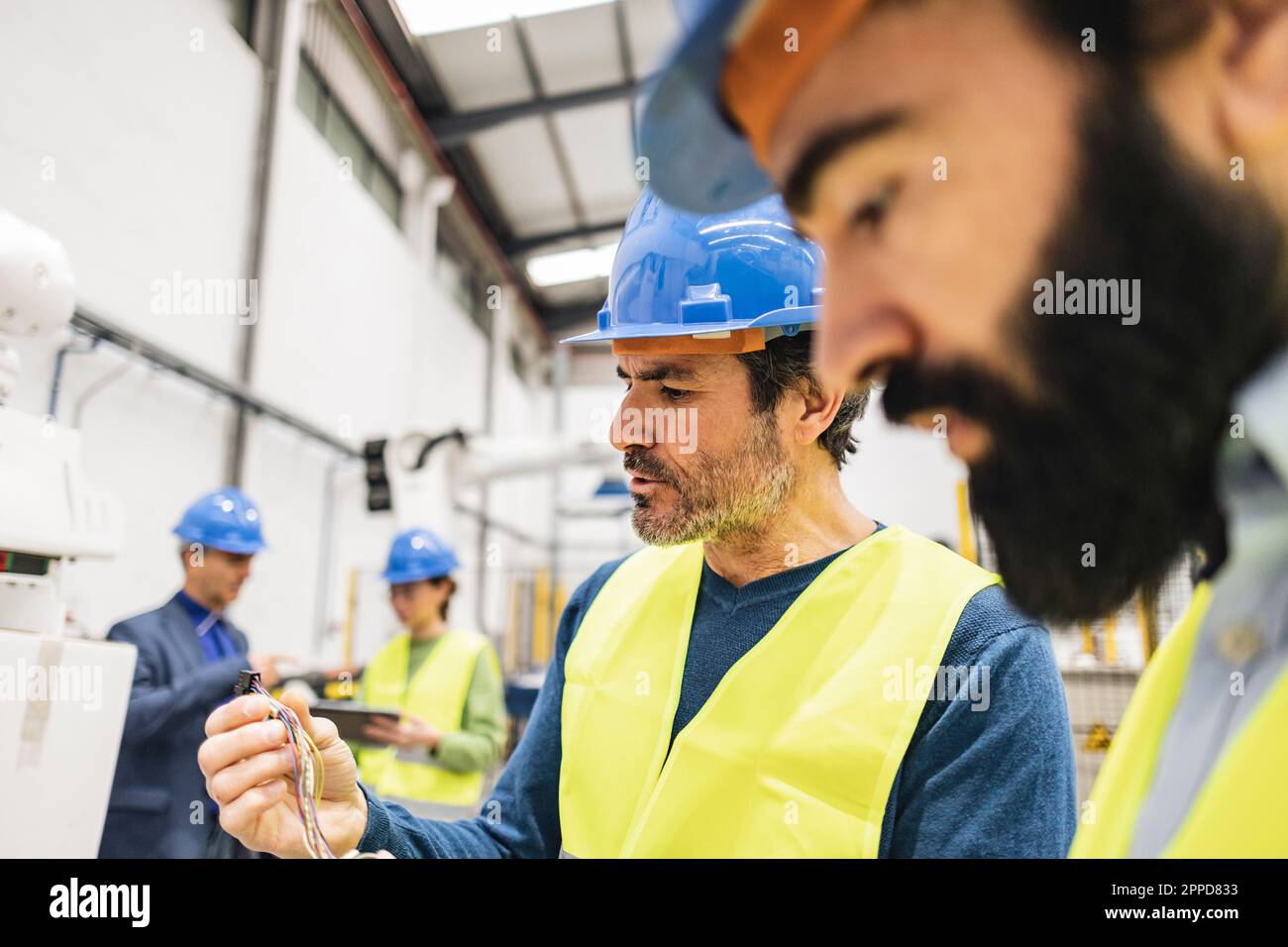 Ingénieurs travaillant avec des pièces de machine dans l'industrie Banque D'Images