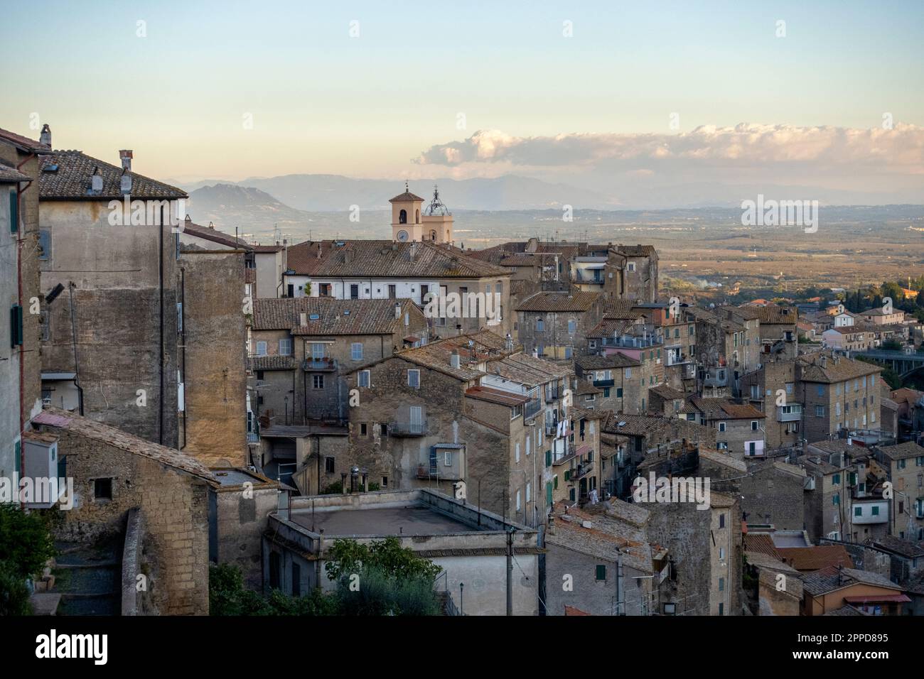 Italie, Latium, Caprarola, maisons de la vieille ville au crépuscule Banque D'Images