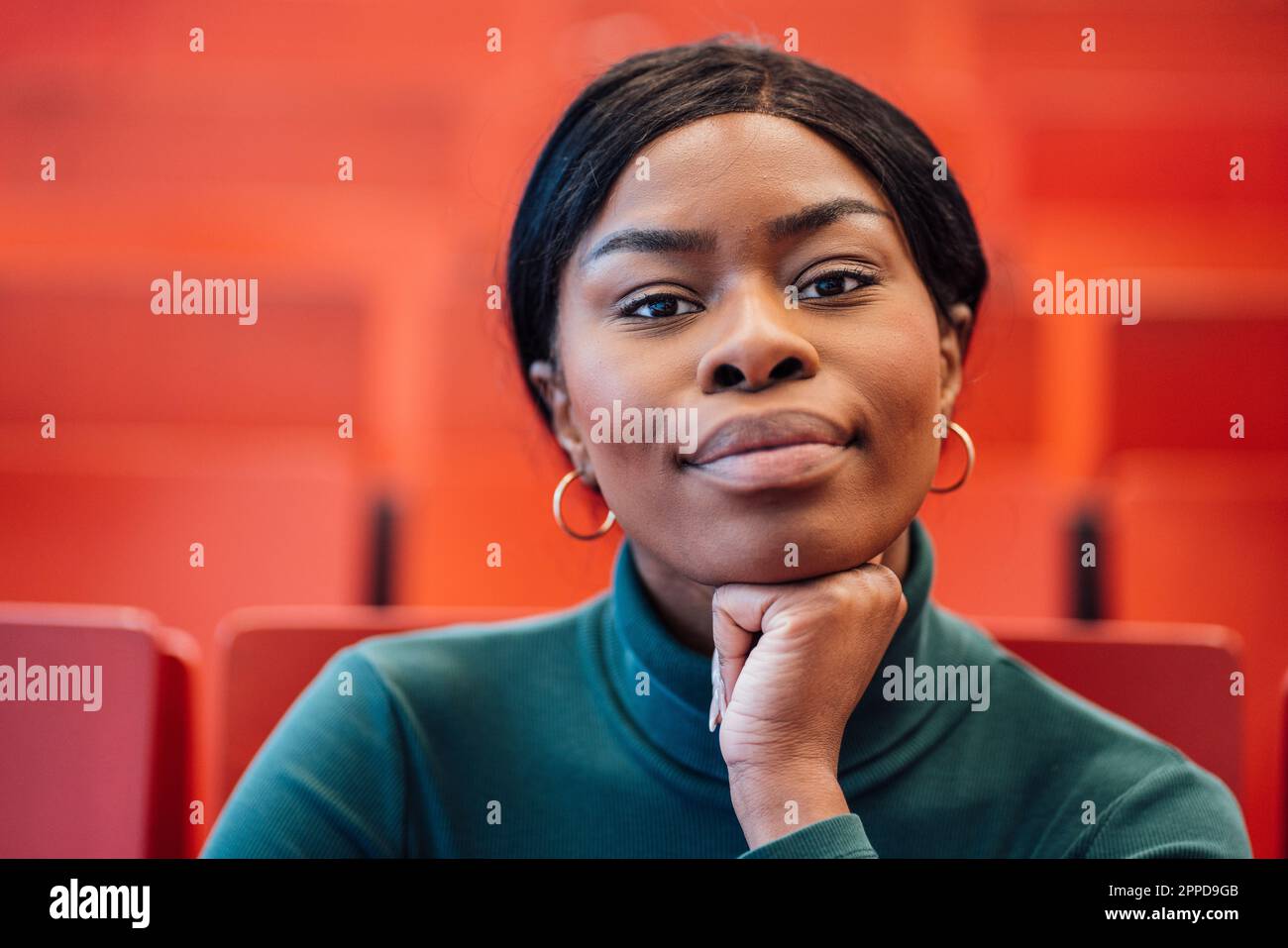 Young woman with hand on chin Banque D'Images