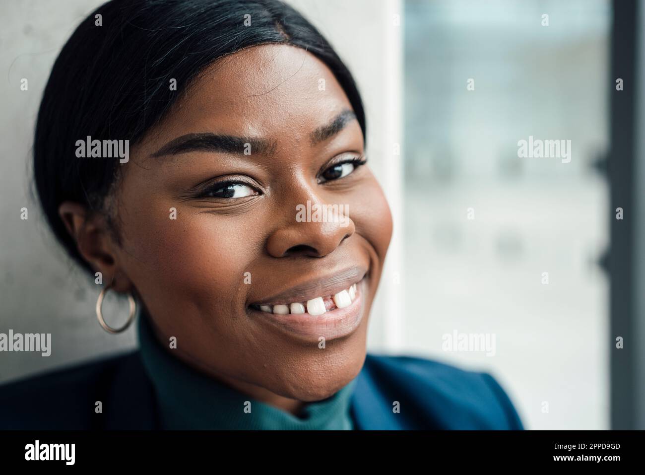 Jeune femme heureuse avec fente dentée Banque D'Images