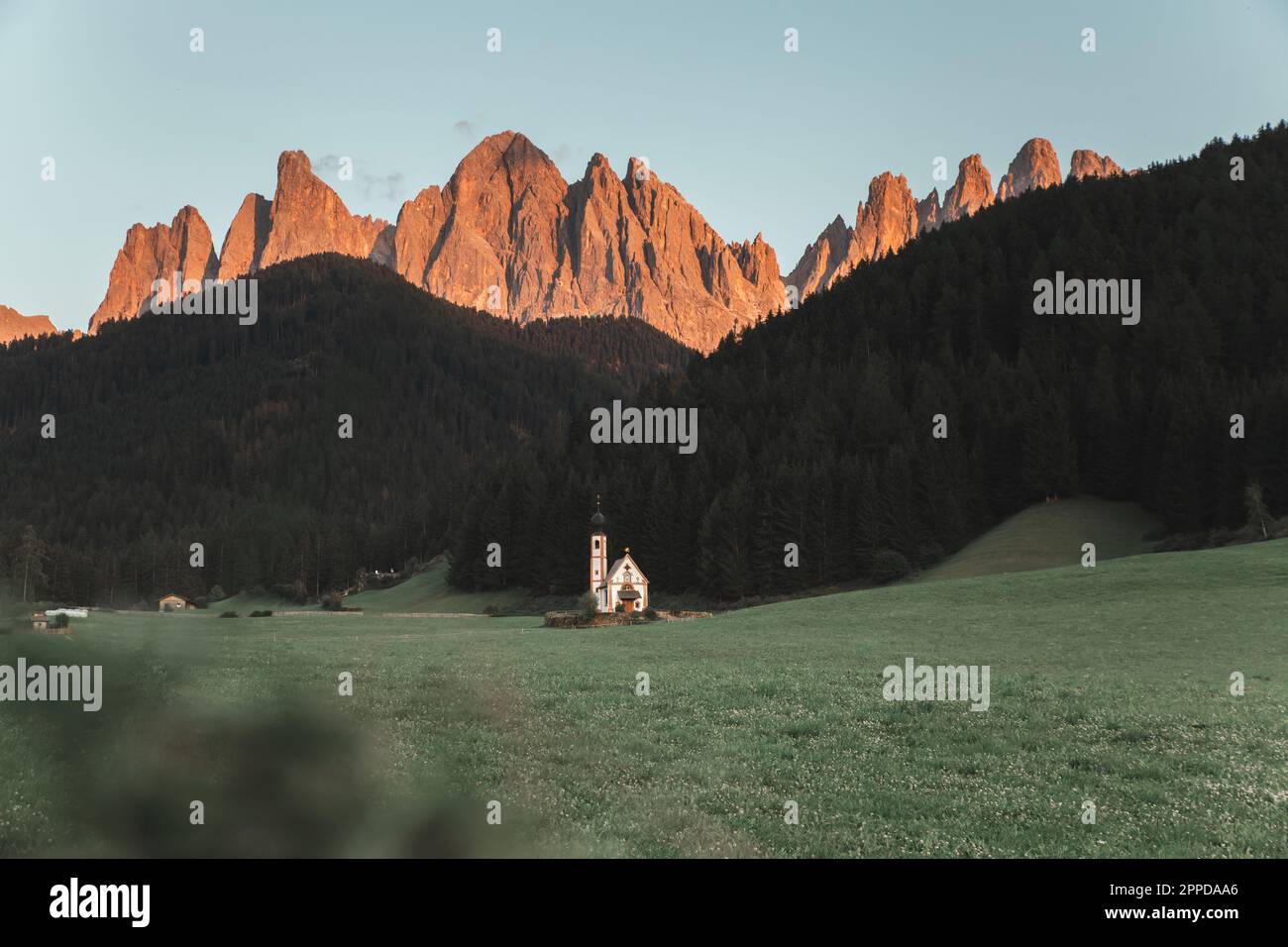 Église San Giovanni dans la vallée de Funes, Dolomiti, Italie Banque D'Images