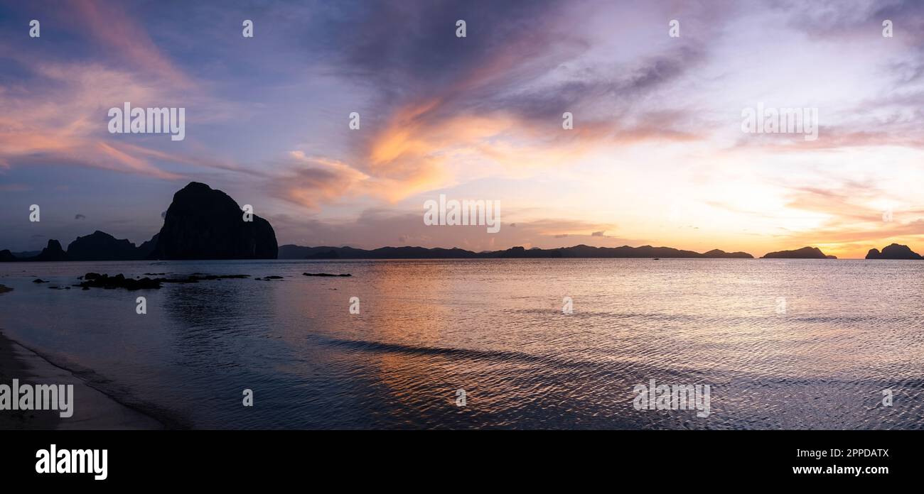 Vue tranquille sur le coucher du soleil sur une mer calme Banque D'Images