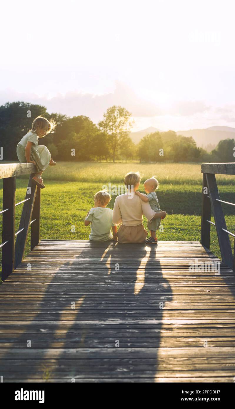 Mère avec enfants appréciant dans la nature Banque D'Images