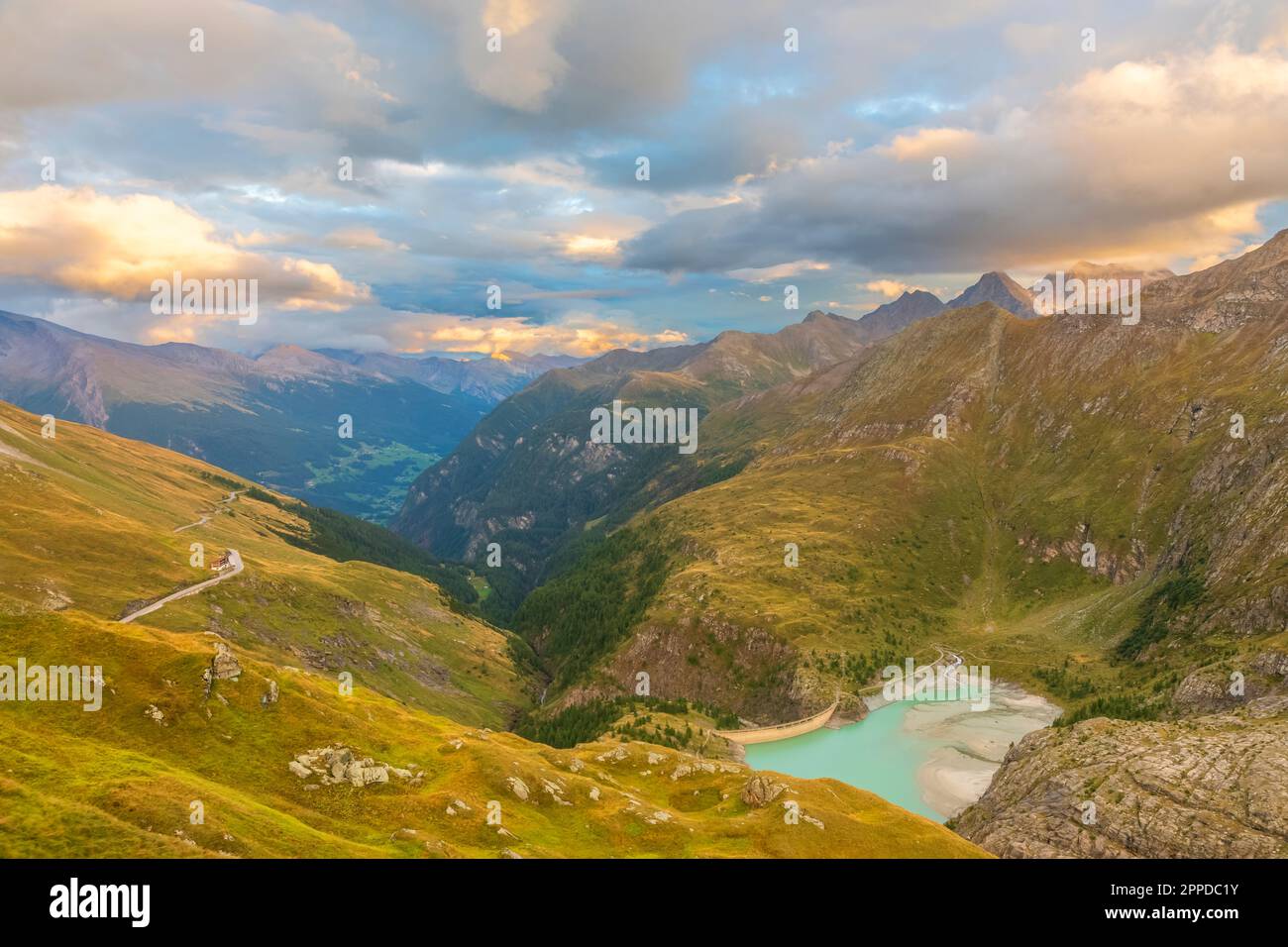 Autriche, Salzburger Land, paysage pittoresque du parc national Hohe Tauern au crépuscule Banque D'Images