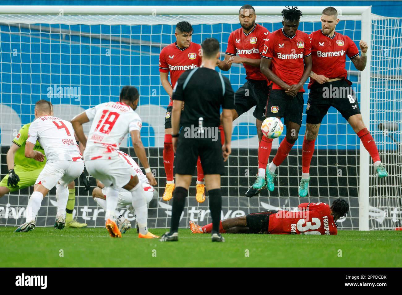 Leverkusen, Allemagne 1. Bundesliga, 29. Spieltag, Matchday 29 Bayer 04 Leverkusen : RB Leipzig 2-0 23. 04. 2023 in der Bay-Arena in Leverkusen Christopher NKUNKU (RBL) 3.v.Li.- schiesst einen Freistoss direkt in die Leverkusener Abwehrmauer mit Jonathan TAH (LEV) 3.v.re.-, Koukou KOSSOUNOU (LEV) 2.LEV) Banque D'Images