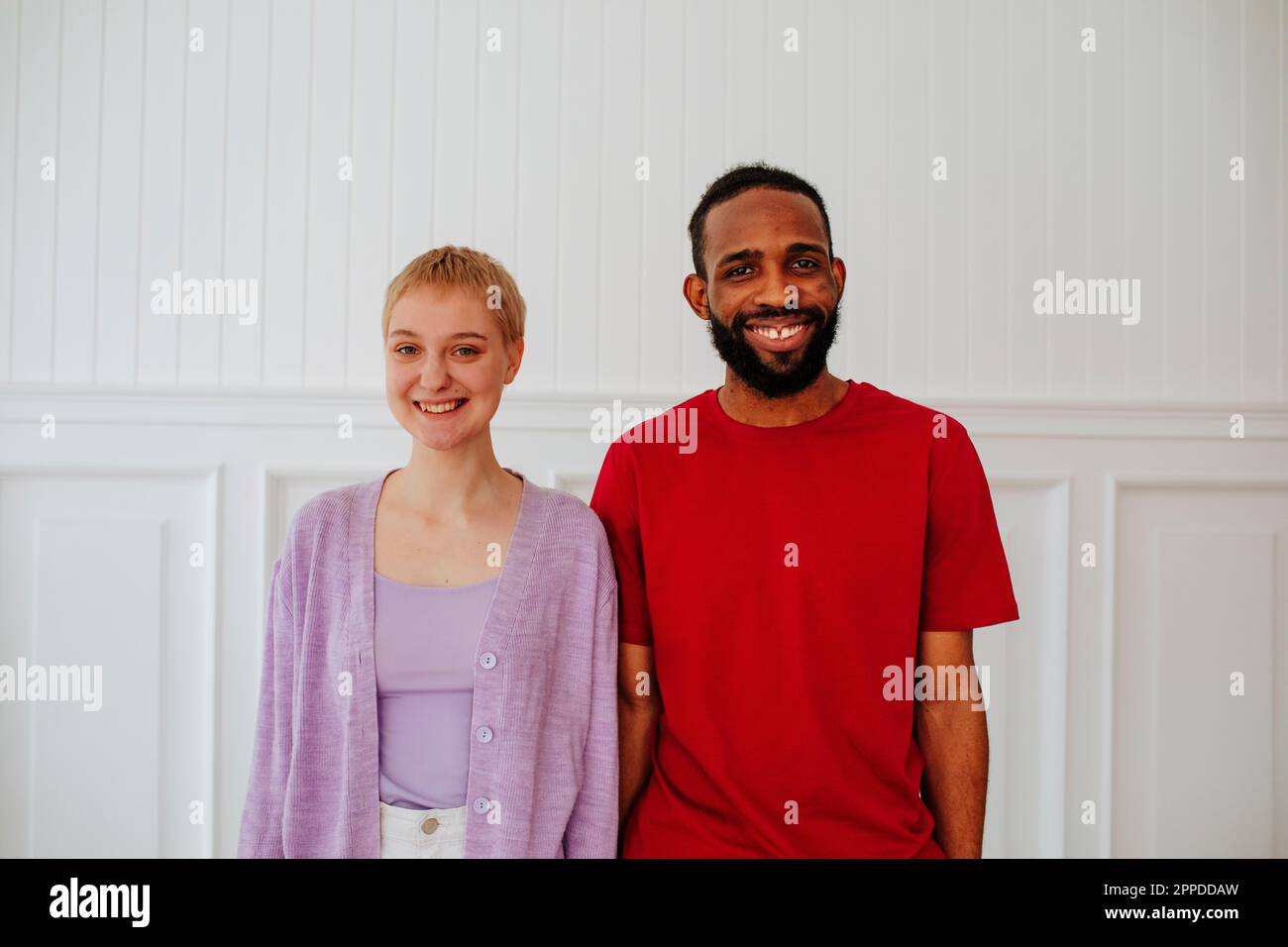 Jeune homme blanc avec amis Banque de photographies et d’images à haute ...