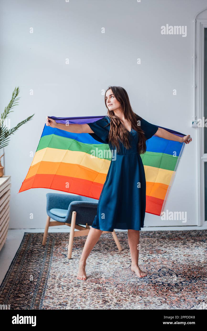 Jeune femme d'affaires portant le drapeau arc-en-ciel Banque D'Images