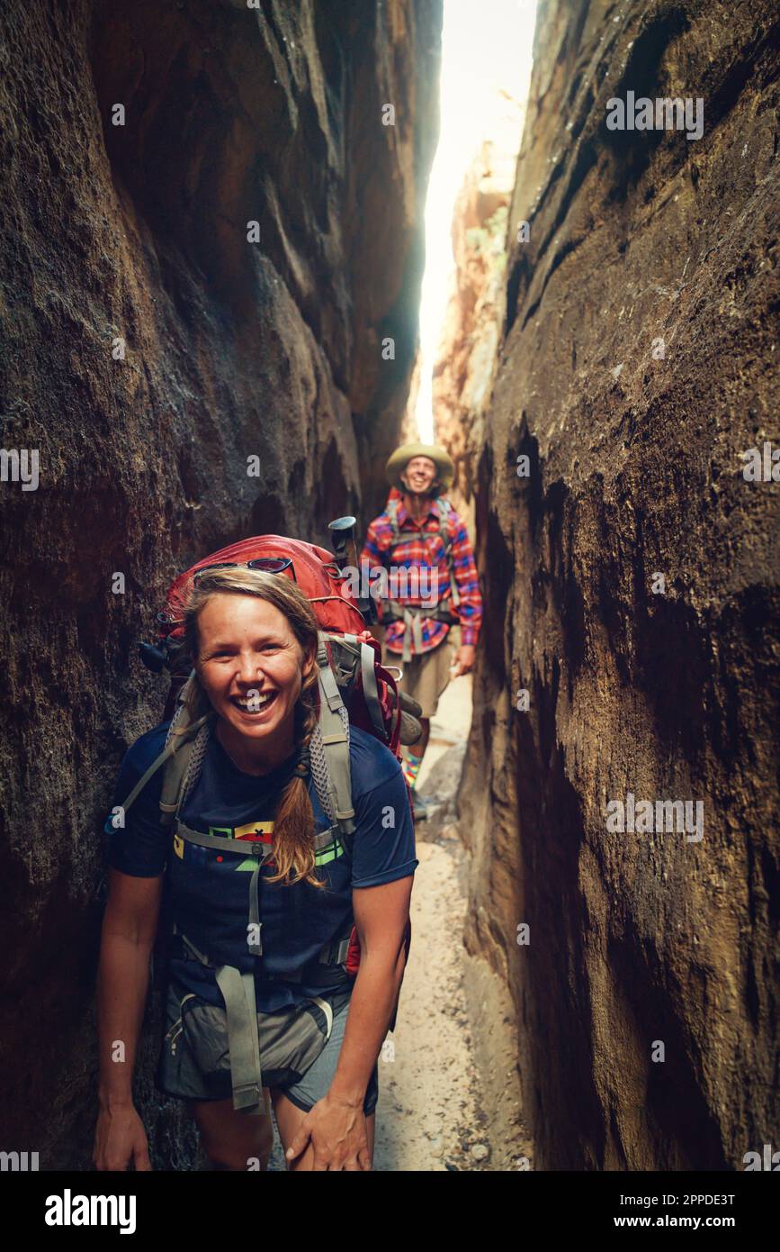 Des randonneurs heureux marchent entre le mur de roche des montagnes de Cederberg Banque D'Images