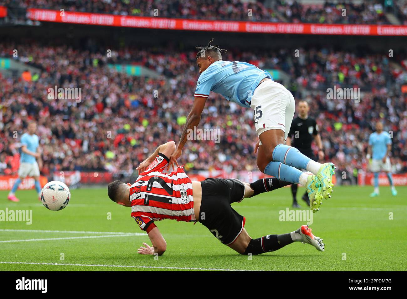 Londres, Royaume-Uni. 22nd avril 2023. Manuel Akanji de Manchester City est en collision avec John Egan de Sheffield Utd (l). The Emirates FA Cup, demi-finale, Manchester City et Sheffield Utd au stade Wembley à Londres, le samedi 22nd avril 2023. Usage éditorial uniquement. photo par Andrew Orchard/Andrew Orchard sports photographie/Alamy Live News crédit: Andrew Orchard sports photographie/Alamy Live News Banque D'Images