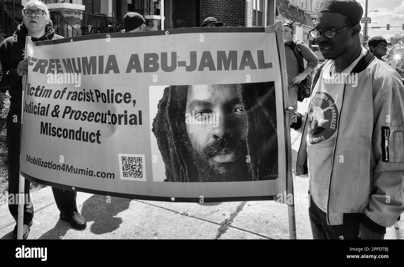 Philadelphie, Pennsylvanie, États-Unis. 23rd avril 2023. Les manifestants marchent pour le prisonnier politique emprisonné Mumia Abu-Jamal lors d'une manifestation à Philadelphie, PA. Abu-Jamal a été condamné pour le meurtre d'un policier de Philadelphie, mais a maintenu son innocence depuis la condamnation. Abu-Jamal, maintenant 69, a été refusé un appel récent (image de crédit: © Brian Branch Price/ZUMA Press Wire) USAGE ÉDITORIAL SEULEMENT! Non destiné À un usage commercial ! Banque D'Images