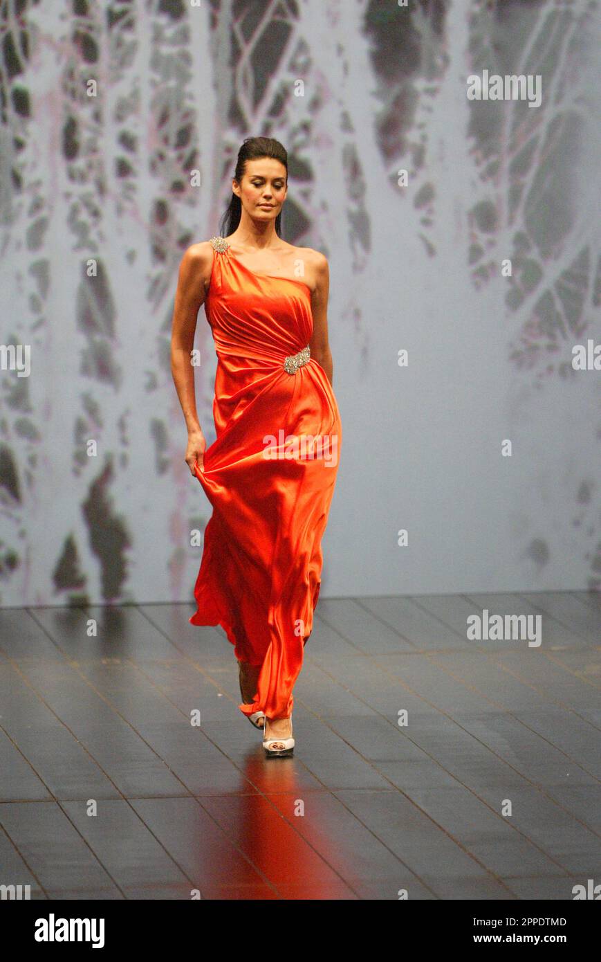 Le super-modèle australien Megan Gale, ambassadrice de la marque pour le grand magasin David Jones, fait sa dernière apparition sur la piste lors du lancement de la collection hiver 2008 du magasin alors qu'elle sort de la passerelle et occupe un nouveau rôle pour l'entreprise. 600 VIP ont assisté au lancement de la collection, tout comme nombre des meilleurs designers australiens qui vendent par le biais du grand magasin haut de gamme. Sydney, Australie. 12.02.08. Banque D'Images