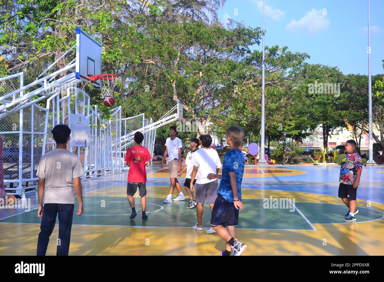 Les adolescents jouent au netball au parc Sri Muang, Suan si Mueang, dans le centre de Rayong, en Thaïlande. Exercice sain, jeunes hommes, plein air, dans le parc. Banque D'Images