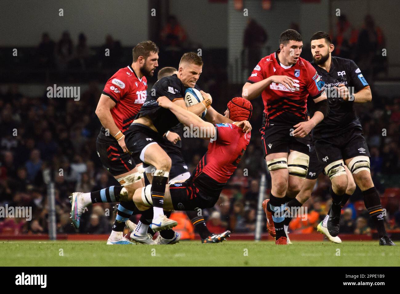 Cardiff, pays de Galles. 22nd avril 2023. James Bothom s'attaque à Gareth Anscombe lors du match de rugby URC Welsh Shield Judgment Day, Ospreys v Cardiff Rugby au stade de la Principauté de Cardiff, pays de Galles. Crédit : Sam Hardwick/Alay Live News. Banque D'Images