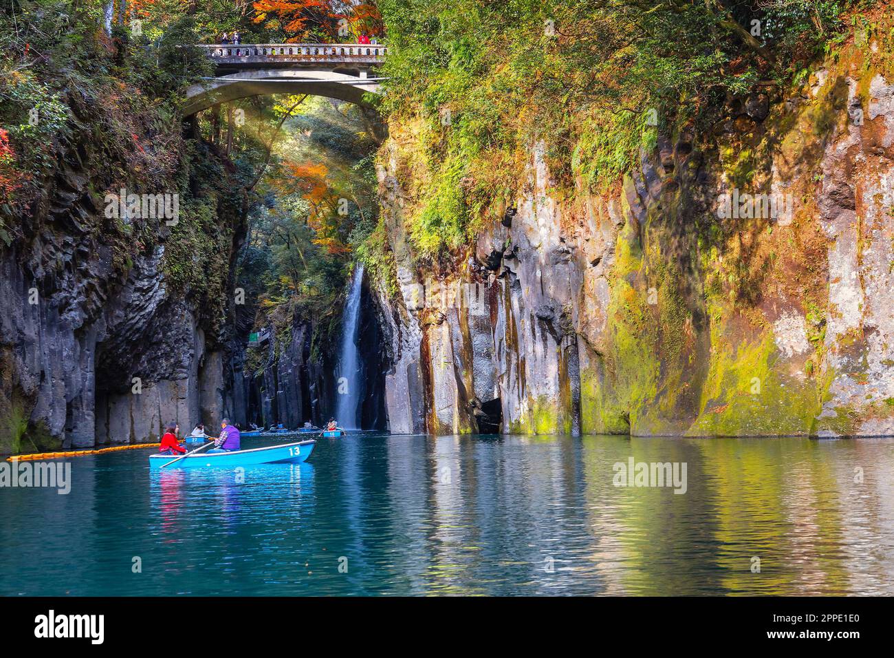 Miyazaki, Japon - novembre 24 2022 : la gorge de Takachiho est un étroit gouffre coupé à travers la roche par la rivière Gokase, de nombreuses activités pour les touristes comme le rowi Banque D'Images